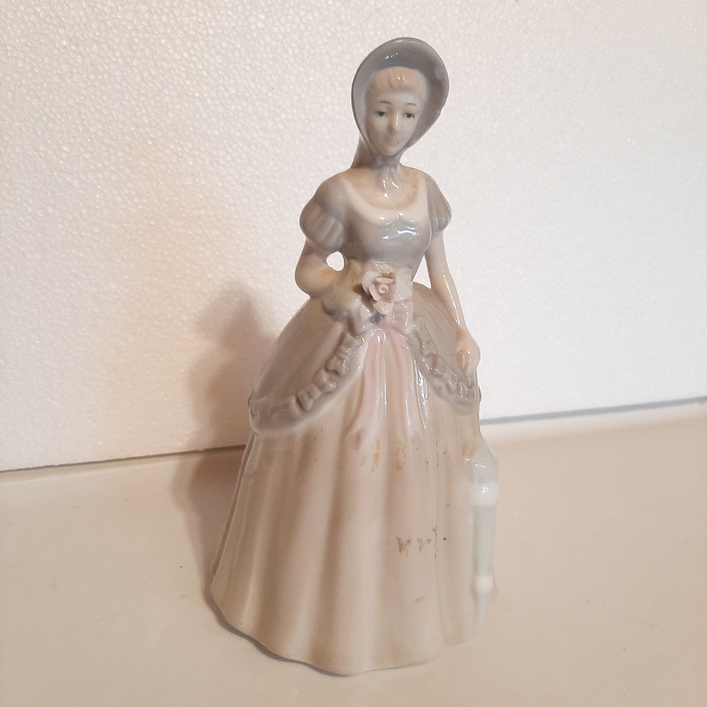 🔥VintagePorcelain Lady In a Blue Dress and Hat Figurine